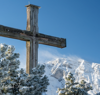 fileadmin/roha/Interessantes-in-Kurzform/KKKM-BGD-ROSS-WI-0007-D-roha-Gipfelkreuz-Berchtesgaden-Winter-Schnee-Hoher-Goell.png