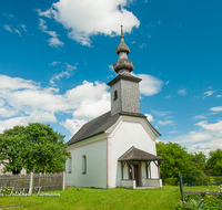 fileadmin/roha/images_galerie/orte_landschaft/Saaldorf/KKKM-SAALD-MOOS-0001-D-roha-Kirche-Saaldorf-Moosen-Zaun-Garten-Wolken.png