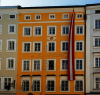 fileadmin/roha/images_galerie/orte_landschaft/Salzburg/Fassaden_und_Details/SA-GETREID-0002-4-D-roha-Salzburg-Getreidegasse-Mozart-Geburtshaus.png