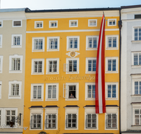 fileadmin/roha/images_galerie/orte_landschaft/Salzburg/Fassaden_und_Details/SA-GETREID-0002-4-D-roha-Salzburg-Getreidegasse-Mozart-Geburtshaus.png