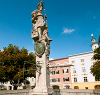 fileadmin/roha/images_galerie/orte_landschaft/Tittmoning/TITTM-0016-2-D-roha-Tittmoning-Stadtplatz-Floriani-Brunnen-Rathaus.png