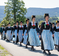 fileadmin/roha/images_galerie/orte_landschaft/Teisendorf/Neukirchen/Trachtenfest-Neukirchen-2019/BR-FEST-NEUK-TRACH-2019-08-11-1157-05-D-roha-Brauchtum-Fest-Neukirchen-Trachtenverein-Festzug.png