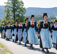 fileadmin/roha/images_galerie/orte_landschaft/Teisendorf/Neukirchen/Trachtenfest-Neukirchen-2019/BR-FEST-NEUK-TRACH-2019-08-11-1157-05-D-roha-Brauchtum-Fest-Neukirchen-Trachtenverein-Festzug.png