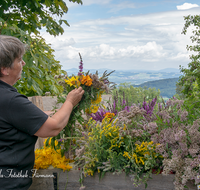 fileadmin/roha/images_galerie/brauchtum/Kraeuterbuschen/BR-KRAEUT-ANG-2018-0012-D-roha-Brauchtum-Kirche-Kraeuter-Buschen-binden-Blumen.png