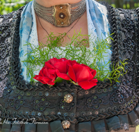 fileadmin/roha/images_galerie/brauchtum/Tracht/Details/BR-TRACH-DETAIL-0018-D-roha-Brauchtum-Tracht-Roeckifrau-Kropfkette-Rose.png