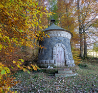 fileadmin/roha/images_galerie/kirche_religion/Neukirchen/KKKM-SIEG-KRESS-0006-D-roha-Kapelle-Siegsdorf-Kressenberg-Pulverturm.png