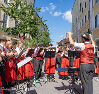 fileadmin/roha/images_galerie/musik/Blasmusik/Teisendorf-Neukirchen-Weildorf/Musikkapelle-Teisendorf/TEI-MA-STA-KON-2024-1-9989-D-roha-Teisendorf-Marktstrasse-Standkonzert.png