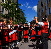 fileadmin/roha/images_galerie/musik/Blasmusik/Teisendorf-Neukirchen-Weildorf/Musikkapelle-Teisendorf/TEI-MA-STA-KON-2024-1-9989-D-roha-Teisendorf-Marktstrasse-Standkonzert.png