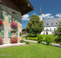 fileadmin/roha/images_galerie/orte_landschaft/Teisendorf/TEI-MEHR-0020-D-roha-Teisendorf-Mehring-Kirche-Bauernhaus.png