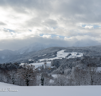 fileadmin/roha/images_galerie/orte_landschaft/Anger/Hoeglwoerth/AN-HOE-PAN-WIN-0009-D-roha-Anger-Hoeglwoerth-Panorama-Winter-Hochstaufen-Zwiesel.png