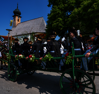 fileadmin/roha/images_galerie/brauchtum/Leonhardiritt/Holzhausen_01/Holzhausen-Ritt-2023/BR-PFRI-HOLZ-2023-1019-01-D-roha-Brauchtum-Leonhardiritt-Holzhausen-Teisendorf..png