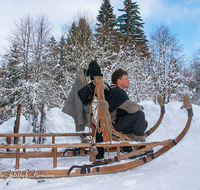 fileadmin/roha/images_galerie/Landwirtschaft/Forst-Holzknecht/HOLZKNE-HAM-0002-3-D-roha-Holzknecht-Schlitten-Winter-Siegsdorf-Hammer-Winterzug.png