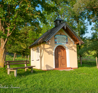 fileadmin/roha/images_galerie/kirche_religion/Anger/KKKM-ANG-AUF-JECH-0001-05-D-roha-Kapelle-Anger-Aufham-Jechling-Bank.png