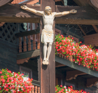 fileadmin/roha/images_galerie/kirche_religion/Siegsdorf/KKKM-SIEG-MOLB-0002-D-roha-Wegkreuz-Christus-Siegsdorf-Molberting-Bauernhaus-Blumenschmuck.png