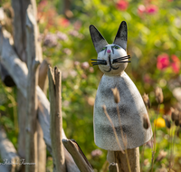 fileadmin/roha/images_galerie/Baum-natur-garten/Haus-Blumenschmuck-Deko/LANDA-GART-FIG-KAT-0001-D-roha-Landart-Garten-Figur-Katze-Zaun.png