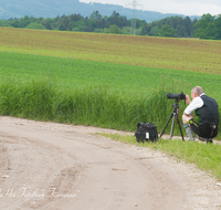 fileadmin/roha/images_galerie/Menschen/MEN-FOTOGR-0012-D-roha-Menschen-Fotograf-Stativ-Strasse-Wiese-Acker.png