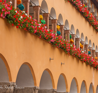 fileadmin/roha/images_galerie/orte_landschaft/Salzburg/Fassaden_und_Details/SA-SPIELZ-0004-D-roha-Salzburg-Moenchsberg-Spielzeugmuseum-Arkaden-Blumenschmuck.png