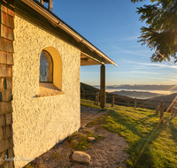 fileadmin/roha/images_galerie/orte_landschaft/Stoisser-Alm/SON-AU-STOISS-A-0003-0809-01-D-roha-Sonnenaufgang-Stoisser-Alm-Teisenberg-Kapelle.png