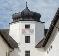 fileadmin/roha/images_galerie/Hintergrund-Download/2048x1152/AN-HOE-KLOST-0088-D-MR-roha-Anger-Hoeglwoerth-Kloster-Innenhof-Turm.png