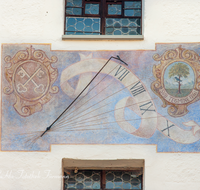 fileadmin/roha/images_galerie/orte_landschaft/Anger/Hoeglwoerth/AN-HOE-KLOST-0090-D-roha-Anger-Hoeglwoerth-Kloster-Fassade-Fenster-Sonnenuhr-Uhr.png