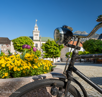 fileadmin/roha/images_galerie/orte_landschaft/Bad_Reichenhall/BAD-REI-RATH-RAD-0001-D-roha-Bad-Reichenhall-Rathaus-Platz-Fussgaengerzone-Radl.png