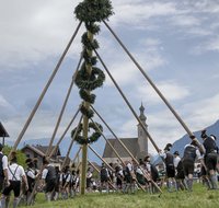 fileadmin/roha/Gautrachtenfest/BR-MAIB-ANG-2023-1412-01-D-M-roha-Brauchtum-Maibaum-Anger-Aufstellen.jpg