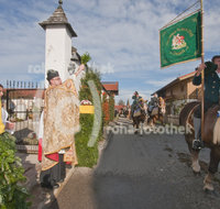 fileadmin/roha/images_galerie/brauchtum/Leonhardiritt/St_Leonhard-Wonneberg/BR-PFRI-WONNE-0080-D-roha-Brauchtum-Pferdeumritt-Wonneberg-St-Leonhard-Pferd-Pfarrer-Segen.jpg