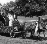 fileadmin/roha/reportagen/Leonhardiritt_alte_Fotos/Leonhardiritt_Holzhausen_-_Wagen_Hochzeit_.jpg