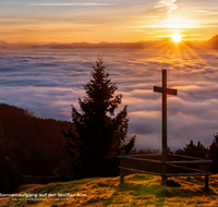 fileadmin/roha/images_trauerdruck/Trauerdruck-Seite-5/Sterbebild-Sonnenaufgang-Stoisser-Alm-Kreuz-Nebel.png