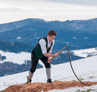 fileadmin/roha/images_galerie/brauchtum/Schnalzen/Anger-Piding-Aufham-Hoegl/BR-SCHNA-ANG-1401-01-D-roha-Brauchtum-Aper-Schnalzen-Anger-Aufham-Piding-Winter-Schnee.png