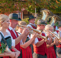 fileadmin/roha/images_galerie/musik/Blasmusik/Teisendorf-Neukirchen-Weildorf/MU-BLA-TEIS-FFW-2016-1230-03-D-roha-Musik-Kapelle-Blasmusik-Teisendorf-Marktplatz.png