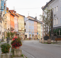 fileadmin/roha/images_galerie/orte_landschaft/Teisendorf/Teisendorf-Markt/TEI-MA-0047-01-D-roha-Teisendorf-Marktstrasse-Fassade-Marien-Brunnen.png