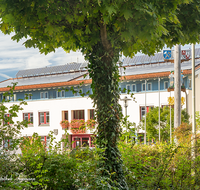 fileadmin/roha/images_galerie/orte_landschaft/Teisendorf/Teisendorf-Markt/TEI-MA-RATH-0003-D-roha-Teisendorf-Rathaus-Andreas-Wappen.png