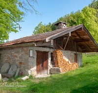 fileadmin/roha/images_galerie/orte_landschaft/Anger/Anger/AN-HOEGL-0002-D-roha-Anger-Strobl-Alm-Schmiede-Sandstein-Fruehling.png