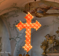 fileadmin/roha/images_galerie/brauchtum/Ostern/Herrengrab_Hoeglwoerth/BR-HEILIGGR-HOEGLW-0052-02-D-roha-Brauchtum-Ostern-Kirche-Heiliggrab-Hoeglwoerth-Anger-Kreuz.png