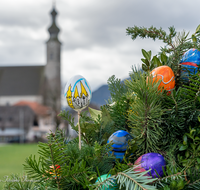 fileadmin/roha/images_galerie/orte_landschaft/Anger/Anger/BR-OST-ANG-MA-SAEU-0010-D-roha-Brauchtum-Ostern-Anger-Mariensaeule-Osterei.png