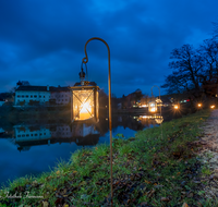 fileadmin/roha/images_galerie/brauchtum/Weihnachten-Laternenzauber-Anger/BR-WEIH-HOE-LA-2022-11-26-1710-D-roha-Brauchtum-Weihnachten-Hoeglwoerth-See-Laternenzauber.png