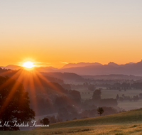 fileadmin/roha/images_galerie/orte_landschaft/Teisendorf/SO-AU-SURT-0022-0658-01-D-roha-Sonnenaufgang-Surtal-Teisendorf-Oberteisendorf-Salzburg-Panorama-Stimmung.png