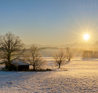 fileadmin/roha/images_galerie/stimmung-Sonne/Sonnenaufgang/SON-AU-PID-WI-0001-D-MM-roha-Sonnenaufgang-Piding-Untersberg-Winter.png