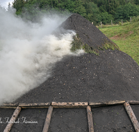 fileadmin/roha/images_galerie/orte_landschaft/Teisendorf/Neukirchen/TEI-NEUK-KOEHL-0024-00-02-D-roha-Neukirchen-Kohlenmeiler-Brauchtum.png