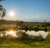 fileadmin/roha/images_galerie/orte_landschaft/Teisendorf/TEI-SU-0035-1840-01-D-roha-Teisendorf-Sonnenuntergang-Pfarrerweiher-Kirche.png