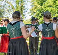 fileadmin/roha/images_galerie/musik/Blasmusik/Teisendorf-Neukirchen-Weildorf/BR-GAUFEST-TEIS-2023-2-1731-1-D-roha-Tracht-Gaufest-Teisendorf-Standkonzert-Musikkapelle.png