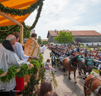 fileadmin/roha/images_galerie/brauchtum/Leonhardiritt/Holzhausen_01/Holzhausen-Ritt-2012/BR-PFRI-HOLZ-PFARR-2012-1057-01-D-roha-Brauchtum-Pferdeumritt-Holzhausen-Teisendorf-Pfarrer-Segen.png