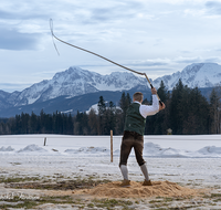 fileadmin/roha/images_galerie/brauchtum/Schnalzen/BR-SCHNA-TEI-1433-01-2019-D-R-roha-Brauchtum-Schnalzen-Teisendorf-Wimmern-Winter-Schnee.png