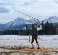 fileadmin/roha/images_galerie/brauchtum/Schnalzen/BR-SCHNA-TEI-1433-01-2019-D-R-roha-Brauchtum-Schnalzen-Teisendorf-Wimmern-Winter-Schnee.png