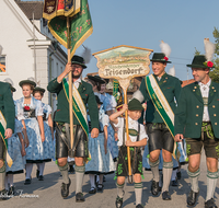 fileadmin/roha/images_galerie/brauchtum/Tracht/Trachtenverein_Teisendorf/BR-TRACH-TEI-VER-FFW-2016-0850-04-D-roha-Brauchtum-Tracht-Teisendorf-Fest-FFW-Marktplatz.png