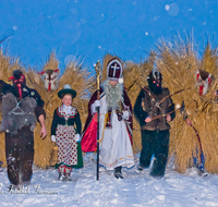 fileadmin/roha/reportagen/Buttnmandl/BR-WEIH-BUT-LOIP-0024-D-roha-Brauchtum-Weihnachten-Buttenmandl-Stroh-Loipl-Berchtesgaden-Maske-Winter.png