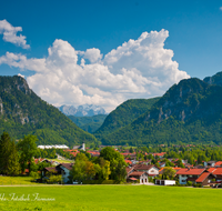 fileadmin/roha/images_galerie/orte_landschaft/Inzell/INZ-0103-D-roha-Inzell-Berge-Panorama-Kirche-Max-Aicher-Arena.png