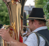 fileadmin/roha/images_galerie/musik/Blasmusik/Anger_-_Aufham/MU-BLA-ANG-BERG-STA-2018-1942-01-D-roha-Musik-Blasmusik-Musikkapelle-Anger-Bergschuetzen-Dorfplatz-Standkonzert.png