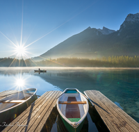 fileadmin/roha/images_galerie/stimmung-Sonne/Sonnenaufgang/SON-AU-RA-HINT-0001-0749-01-D-roha-Sonnenaufgang-Ramsau-Hintersee-Boot.png